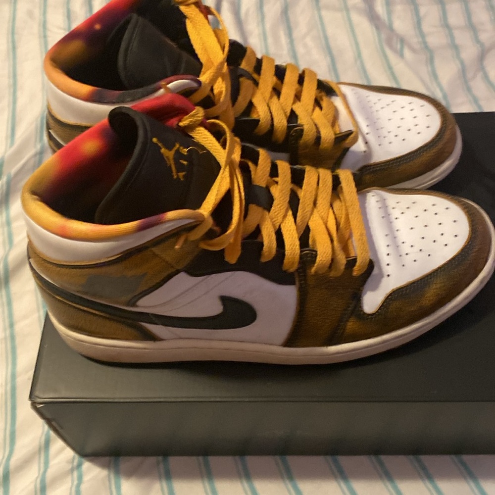 Jordan 1 SE colorway - Picture 2 of 7